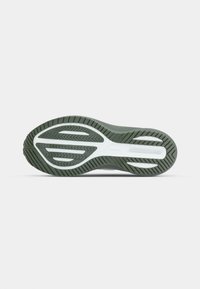 Semelle extérieure en caoutchouc verte avec un motif de crampons texturé, dotée d'accents blancs et de rainures pour une meilleure adhérence et stabilité dans le design.