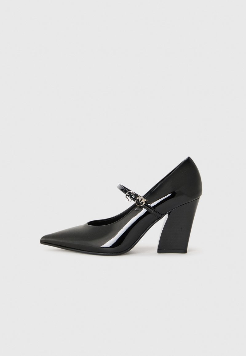 Chaussure à talon haut en cuir verni noir avec un bout pointu, un talon épais et une sangle avec des détails en métal.