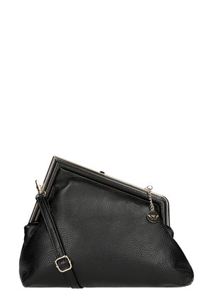 Borsa a tracolla in pelle nera con superficie testurizzata, design angolare unico, pattina superiore con hardware dorato e strap rimovibile.