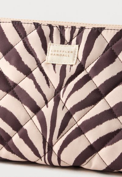 Υφασμάτινο τσαντάκι με διαγώνια ραφή, μπεζ και σκούρες καφέ ρίγες ζέβρας και μπεζ ετικέτα με την επιγραφή "LOEFFLER RANDALL."