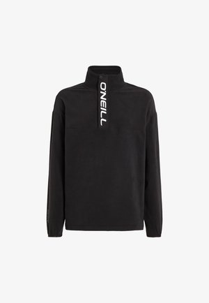Zwarte pullover met een hoge kraag, voorzien van een rits aan de voorkant en een opvallend wit logo op de borst. Zacht materiaal, lange mouwen met taps toelopende manchetten.