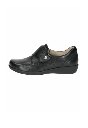 Chaussure noire en cuir à enfiler avec finition texturée, bout rond, léger talon et un accent décoratif en argent sur le dessus. Doublure intérieure douce.