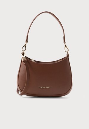 Ruskea nahkalaukku, jossa on pintakuviointi, kaareva muoto, kultaiset yksityiskohdat ja irrotettava olkahihna. Varustettu vetoketjusuljennalla.