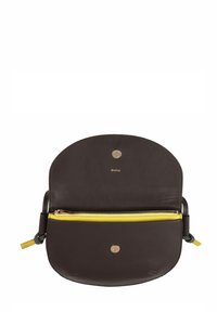 Borsa in pelle marrone a forma circolare. Presenta una tasca con cerniera gialla, hardware dorato e una superficie liscia. Design semplice e moderno.