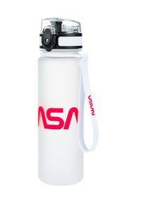 Bottiglia d'acqua in plastica bianca con coperchio trasparente, dettagli in bianco e nero, logo "NASA" rosa e una tracolla bianca per un facile trasporto.