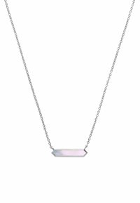 Zilveren ketting met een langwerpige, iriserende ste pendant met een geometrische vorm en een gladde textuur. Minimalistisch ontwerp.