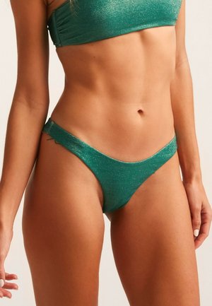 Bikini verde esmeralda con un acabado metálico brillante. Presenta un corte minimal y una banda suave, resaltando una silueta ajustada.