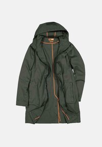 Ciemnozielona wodoodporna kurtka z kapturem, pomarańczowymi akcentami, zamek błyskawiczny z przodu, napy oraz bocznymi kieszeniami, charakteryzująca się gładką teksturą.