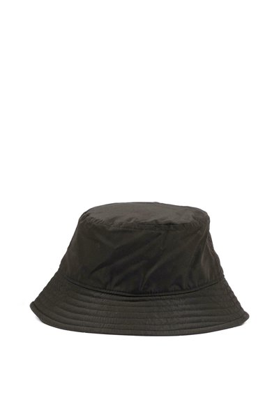 Chapeau bob noir en matière lisse et résistante à l'eau. Dispose d'un large bord plat et d'une couronne arrondie avec des accents de couture subtils.