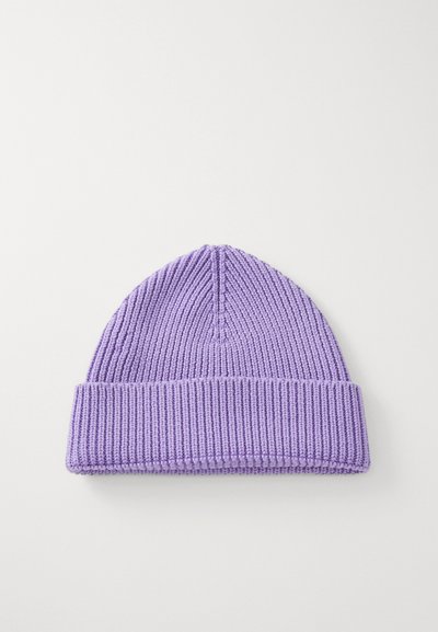 Berretto lavorato a maglia viola con design a costine, caratterizzato da un risvolto e una consistenza liscia. La parte superiore si assottiglia verso la corona.