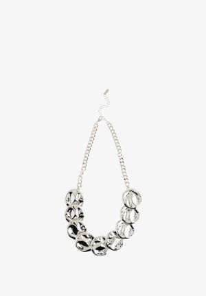 Masívny strieborný náhrdelník s veľkými nepravidelnými okrúhlymi kovovými článkami a nastaviteľným uzáverom na bielom pozadí.
