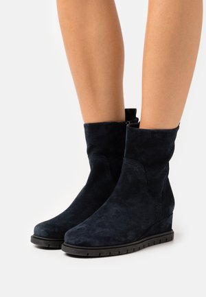 Gabor Comfort Kotníkové boty na klínu - dark blue