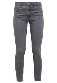 Grå smala jeans i denim, med fem fickor, knapp- och dragkedjestängning, samt en slät textur med lätt blekning.