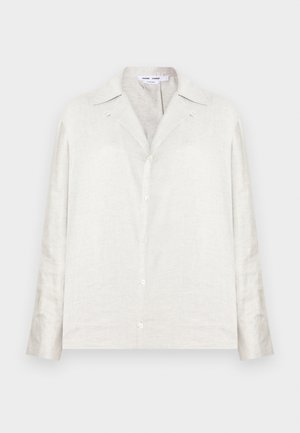Chemise manches longues en lin gris clair avec col pointu et fermeture à boutons sur le devant. Caractéristiques d'une coupe décontractée et d'une texture douce.