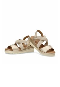 Sandalias de cuña beige con anchas correas de tela entrecruzadas, parte trasera cerrada, plantilla acolchada y suela de goma texturizada para mayor tracción.