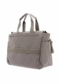 Sac fourre-tout en nylon gris avec des poignées robustes doubles, un dessus zippé, des poches avant et une poche latérale ; présente une finition texturée et un matériel minimal.