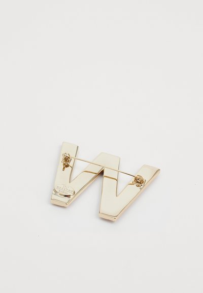 Broche en or en forme de lettre "W", avec une finition polie et un mécanisme de fermeture à épingle à l'arrière.