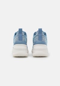 Scarpe sportive blu con tomaia in rete testurizzata e suola bianca elegante. Accenti riflettenti e linguette posteriori per un facile utilizzo.