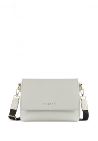 Hellgraue Leder-Umhängetasche mit Klappverschluss, goldfarbenen Beschlägen und einem abnehmbaren schwarz-weißen Riemen. Auf der Vorderseite befindet sich ein dezentes Logo.