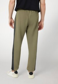 Guess JOGGING SEITLICHES LOGO - Treningo apatinė dalis - verde oliva