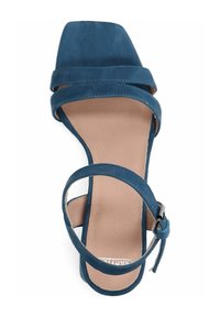 Blaue Wildleder-Sandale mit quadratischer Zehenpartie, zwei überkreuzten Riemen, einem Knöchelriemen mit Schnalle und einer beigen Innensohle. Flaches Absatzdesign.