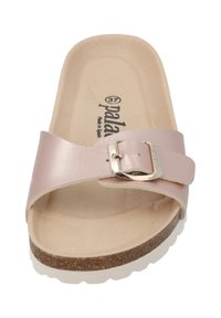 Infradito di colore rosa chiaro con una larga fascia, dettaglio in metallo argentato, soletta beige imbottita e suola intermedia in sughero texturizzato con suola in gomma bianca.