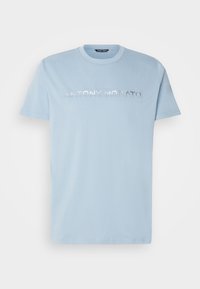 REGULAR FIT WITH LOGO  IN LAMINATED AND EMBOSSED - Majica kratkih rukava s printom - sky