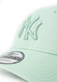 Casquette de baseball vert menthe avec logo NY brodé, design ajustable 9FORTY, featuring un tissu texturé et une étiquette de marque circulaire sur le bord.