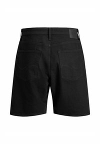 Schwarze Jeansshorts mit Gürtelschlaufen, zwei Gesäßtaschen und einem kleinen rechteckigen Lederetikett auf der rechten Seite des Bunds.