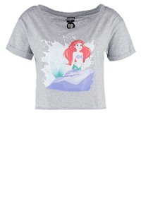 T-shirt gris court avec une sirène colorée assise sur un rocher violet au milieu de l'eau éclaboussante.