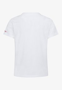 Biely bavlnený tričko s krátkymi rukávmi, okrúhlym výstrihom a malým červeným logom na ľavom rukáve. Hladká textura, štandardný strih.