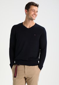 Tommy Hilfiger V-NECK  - Strickpullover - sky captain