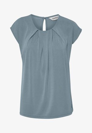 Helles blaues Kurzarm-Oberteil mit Falten an der Vorderseite und einer Schlüsselrückenöffnung. Aus weichem Stoff mit rundem Ausschnitt hergestellt.