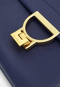 Coccinelle ARLETTIS SIGNATURE - Rankinė - royal blue