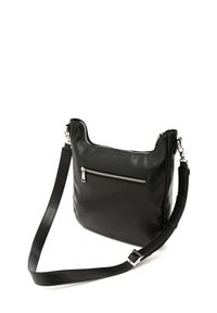 Borsa a tracolla in pelle nera con scomparto principale con zip e tasca anteriore. Presenta una lunga tracolla regolabile e dettagli in hardware argentato.
