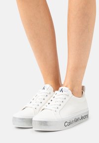 Calvin Klein Jeans FLATFORM  - Sneakers basse - bright white