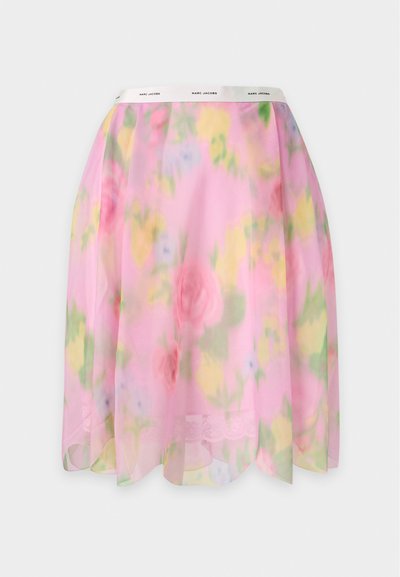 Jupe rose longueur genou avec une surjupe florale transparente, des couleurs pastel douces et une ceinture blanche ornée de petits logos Marc Jacobs répétés.