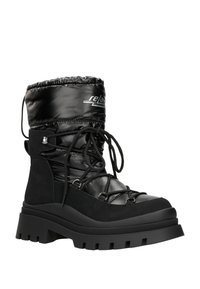 Botte d'hiver noire avec des panneaux synthétiques brillants, des accents en suede texturé, une semelle épaisse, un système de laçage à l'avant et un col rembourré.