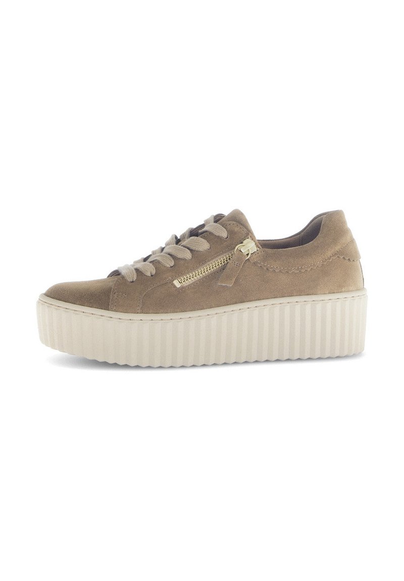 Beige suède sneakers met een ronde neus, platte veters, een zijrits en een roomkleurige ribbelplatformzool.