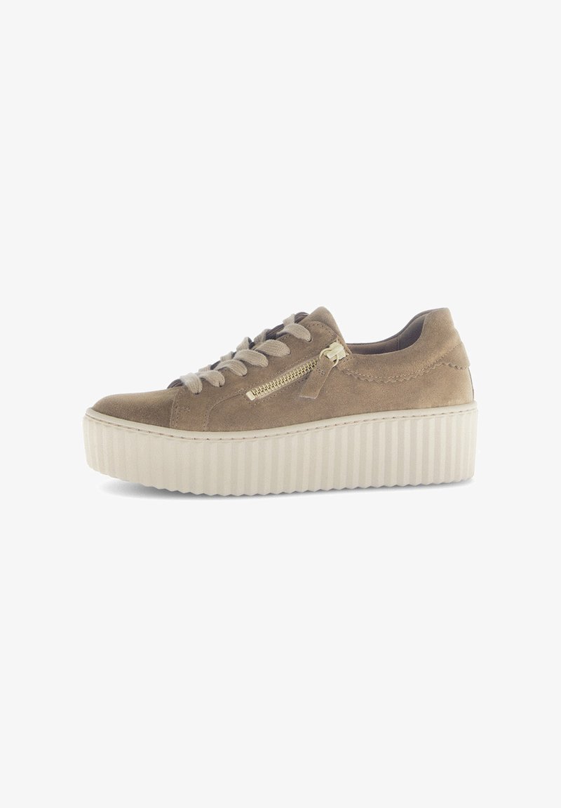 Beige Wildledersneaker mit runder Zehenpartie, flachen Schnürsenkeln, einem seitlichen Reißverschluss und einer cremefarbenen gerippten Plattformsohle.