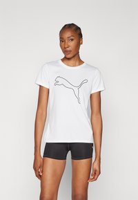 Valge lühikeste varrukatega T-särk, mille keskel on musta kontuuriga hüppava puma logo. Kombineeritud mustade sportlike lühikesed püksid. Sile tekstuur.