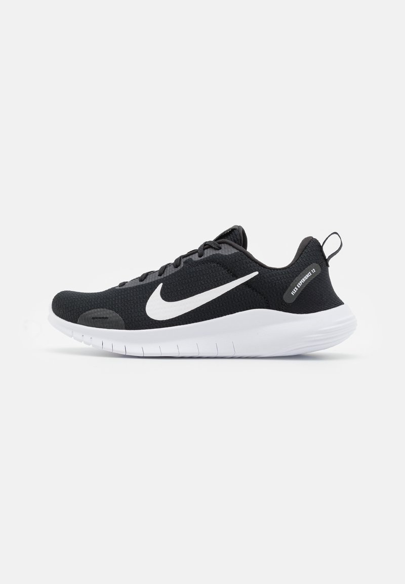 Scarpa sportiva nera con parte superiore in mesh, baffo Nike bianco e soletta bianca. Caratterizzata da un design testurizzato, lacci e linguetta sul tallone per un'agevole calzata.