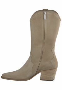 Stivale in suede beige in stile western con punta affilata, un design ondulato cucito e tacco a blocco di altezza media. Presenta una cerniera laterale.