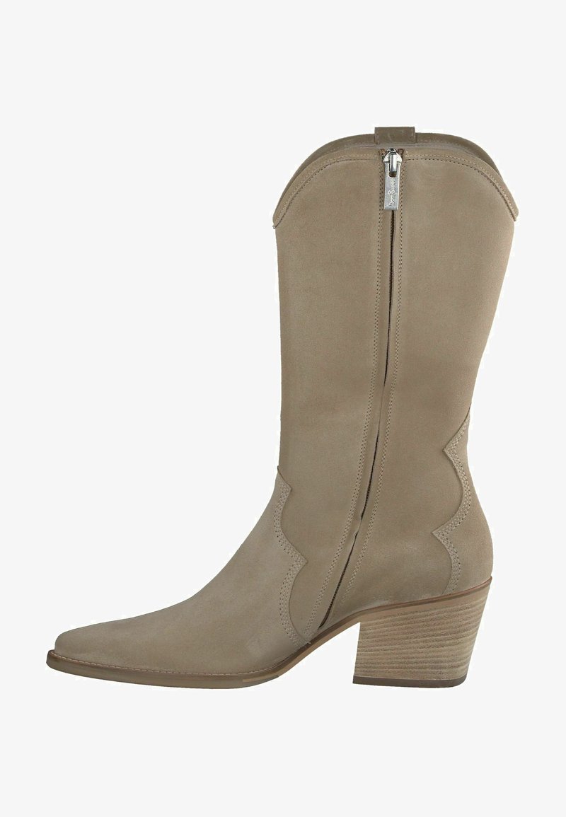 Bota de ante beige de estilo occidental con punta afilada, un diseño de costura ondulado y un tacón de bloque de altura media. Presenta una cremallera lateral.