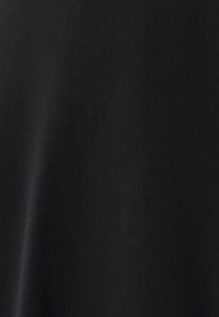 Melnas audums ar gludu tekstūru, nedaudz atstarojošu virsmu un bez redzamām rakstainēm vai akcentiem.