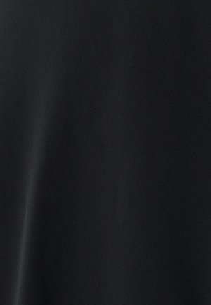 Zwart stof met een gladde textuur, licht reflecterend oppervlak en zonder zichtbare patronen of accenten.