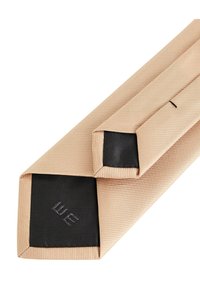 Cravat texturat bej cu o parte inferioară contrastantă neagră, având un logo subtil brodat în țesătură. Designul pune accent pe linii elegante.
