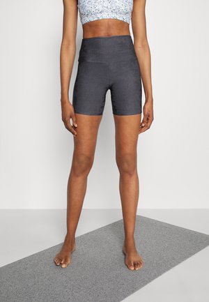 Hoge taille, donkergrijze sportshorts met textuurpatroon, aansluitend ontwerp en gladde stof, gecombineerd met een bloemen crop top.