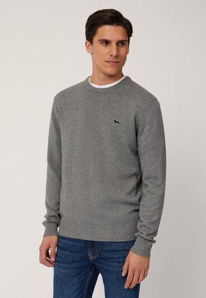 Maglione grigio lavorato a maglia con collo giro, polsini e orlo a coste, dotato di un piccolo logo blu navy sul petto. Design casual, realizzato in materiale morbido.