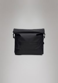 Mala mensageiro impermeável preta com parte superior enrolada, bolso frontal com fecho éclair, seção inferior texturizada e alça ajustável.